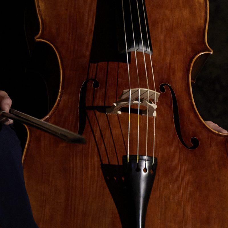 Cellomusik: Klänge tragen Worte und geben dem Raum einen würdigen Klangteppich.